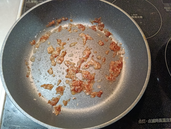 フライパンで鰹節を炒める