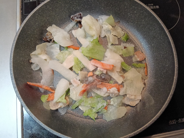 野菜を炒めている画像